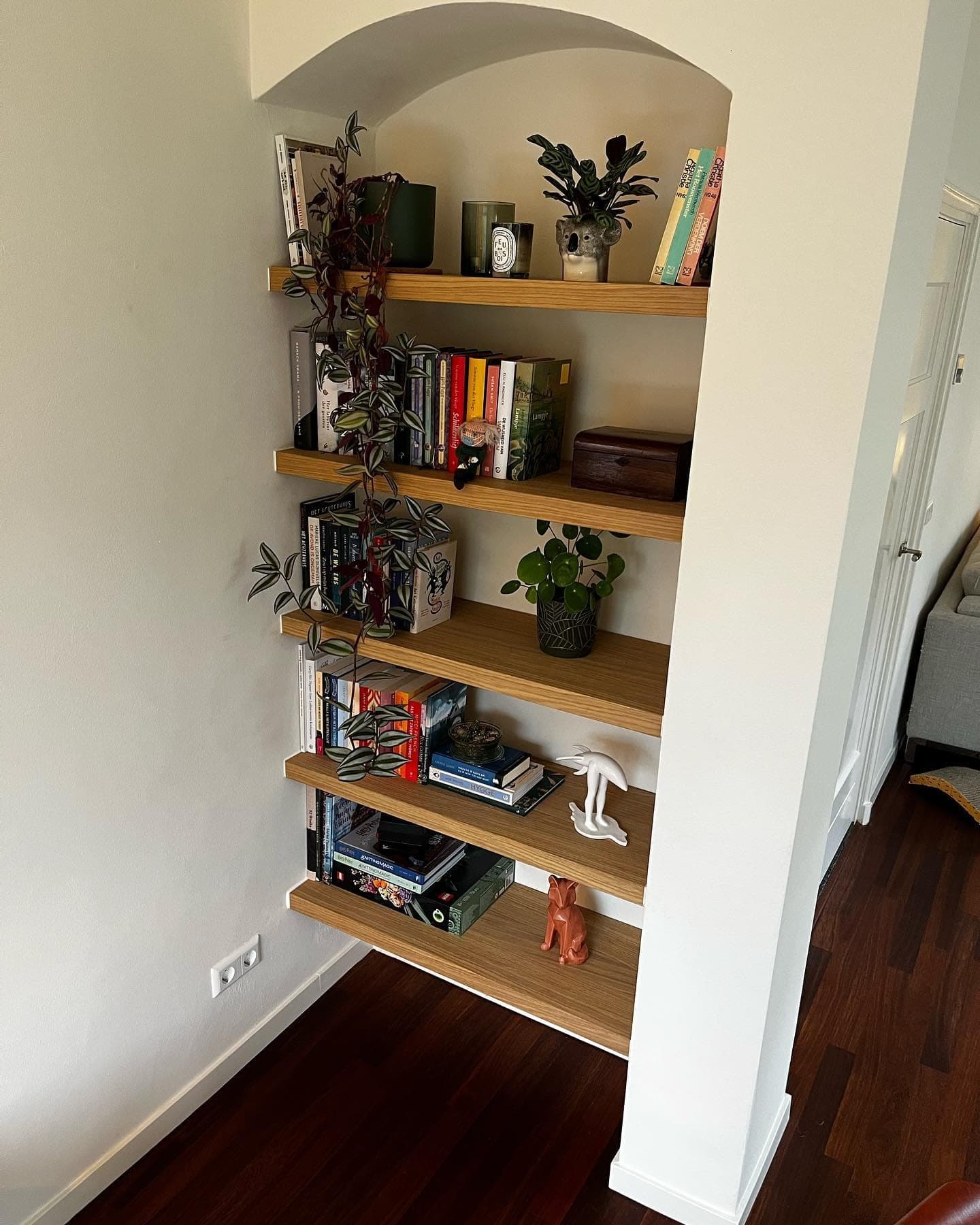 Eiken wandplanken in een nis